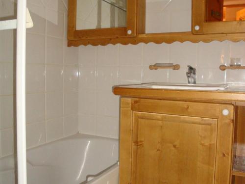 La salle de bains est pourvue d'une baignoire et d'un lavabo. dans l'établissement Appartement Pralognan-la-Vanoise, 4 pièces, 6 personnes - FR-1-464-33, à Pralognan-la-Vanoise