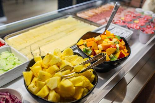 deux bols de fruits et légumes sous forme de buffet dans l'établissement Hotel La Pergola Dependance, à Lignano Sabbiadoro