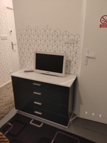 einen TV auf einer Kommode in einem Zimmer in der Unterkunft Kawalerka w centrum Leszna. in Leszno