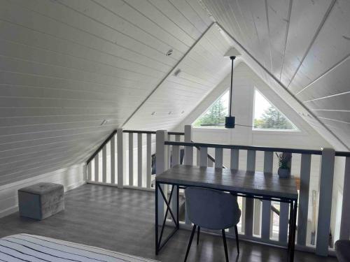 Кровать или кровати в номере Sunrise Cabin- The Loft - secluded Beach front guest house