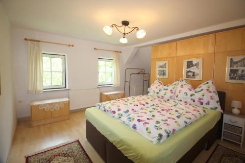 um quarto com uma cama grande num quarto em Wohnung Rudolf em Bad Ischl