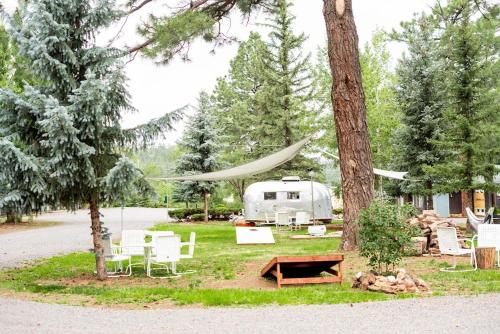 einen Campingplatz mit einem Zelt, einer Hängematte und einem Anhänger in der Unterkunft Corduroy Lodge in Pinetop-Lakeside