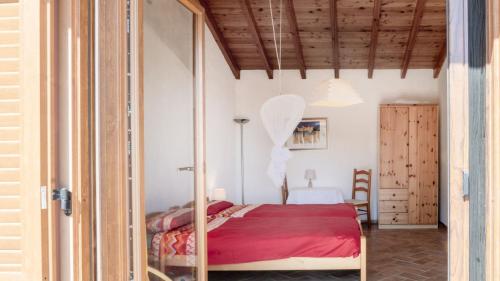 um quarto com uma cama com um cobertor vermelho em 636 Vivenda Bouganvilla em Monchique