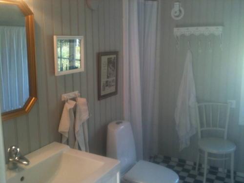 La salle de bains est pourvue d'un lavabo blanc et de toilettes. dans l'établissement Vacation in Wonderful environment! - Uppsala, 