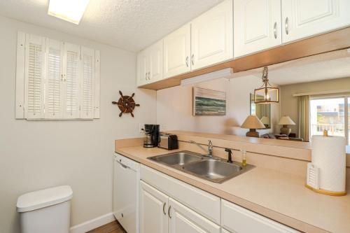 eine Küche mit weißen Schränken und einem Waschbecken in der Unterkunft Creston House 4C in St. Augustine