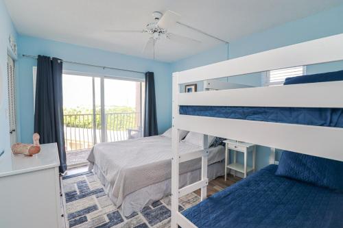 1 Schlafzimmer mit 2 Etagenbetten und einem Balkon in der Unterkunft Creston House 4C in St. Augustine