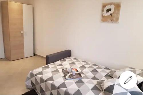 Ένα ή περισσότερα κρεβάτια σε δωμάτιο στο STUDIOS NEUFS ET AGRÉABLES