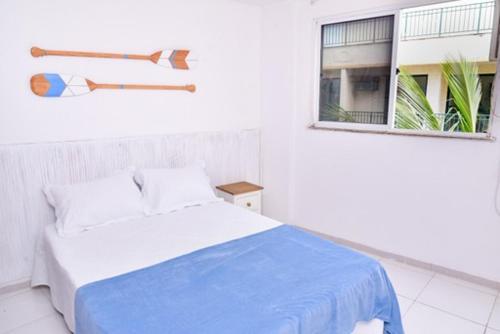 リオデジャネイロにあるApartamento Econômico na Gilka Machadoの白い部屋(ベッド1台、窓付)