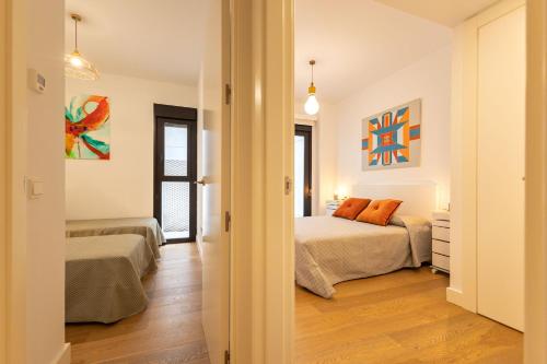 una camera con 2 letti di Cathedral Apartment Welcome wheelchairs 6 pax a Siviglia