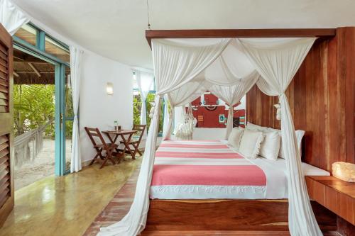 Katil atau katil-katil dalam bilik di Dos Ceibas Tulum - Feel Good Hotel