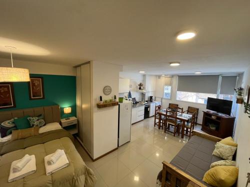 Habitación con cocina y sala de estar. en Alvarado Apart en Bahía Blanca