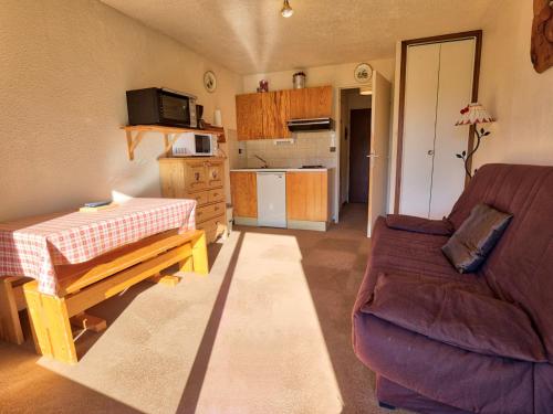 un salon avec un canapé et une table dans l'établissement Studio calme avec terrasse jardin et parking - 4 pers. - FR-1-505-11, à Notre-Dame-de-Bellecombe