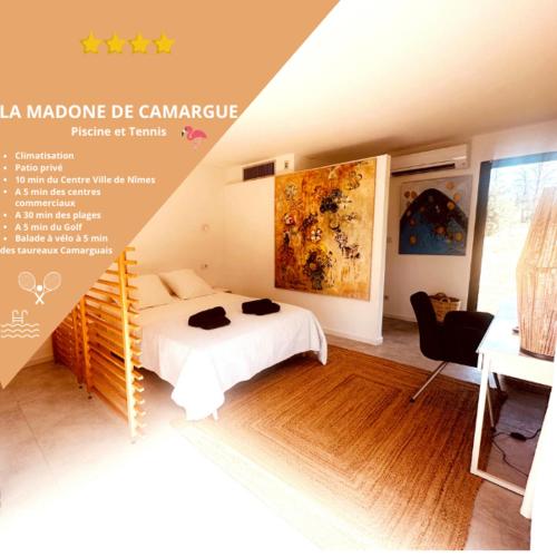 Cette chambre comprend un lit à baldaquin et un bureau. dans l'établissement Les Madones, à Nîmes