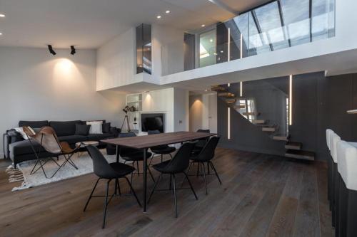 une salle à manger et un salon avec une table et des chaises dans l'établissement Duplex Nice Avenue Jean-Médecin, à Nice