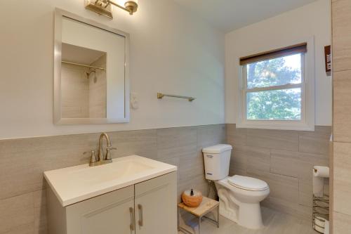 La salle de bains est pourvue de toilettes, d'un lavabo et d'une fenêtre. dans l'établissement Kiamesha Lake Home with Deck, 4 Mi to Resorts World!, à Monticello