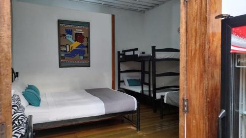 Habitación pequeña con 1 cama y 1 litera en HOTEL GIRASOLES, en Manizales