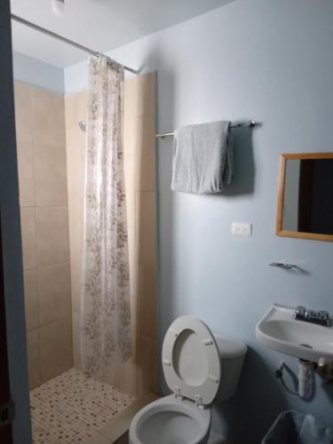 A bathroom at Hospedaje JrzConsulado