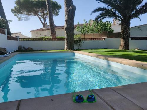 Casa a L'Escala amb jardí i piscina privada.