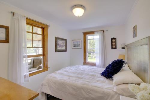 ein weißes Schlafzimmer mit einem Bett und einem Fenster in der Unterkunft Waterfront Nobleboro Cottage with Kayaks and Boat Dock in Nobleboro