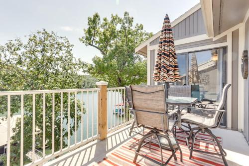 Balkoni atau teres di Walk to Pool and Lake Cozy Osage Beach Condo
