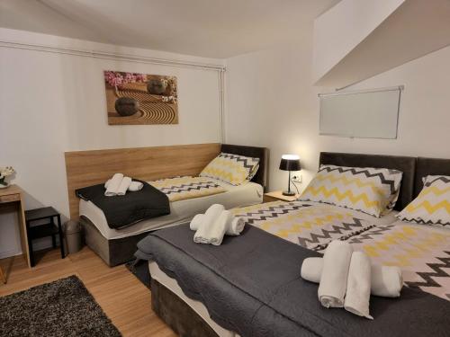 1 dormitorio con 2 camas en Apartment and rooms Corina en Bilje