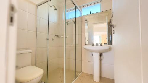 uma casa de banho com um chuveiro, um WC e um lavatório. em Pousada Azores Bombinhas em Bombinhas