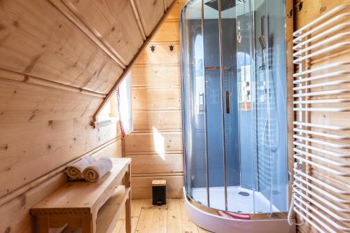 sauna z przeszklonym prysznicem i ławką w obiekcie Dom Bajeczna Polana Jacuzzi w mieście Kościelisko