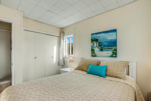 1 dormitorio con cama grande y almohada azul en Beach Retreat -- Upper Retreat en Newport