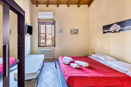 Postel nebo postele na pokoji v ubytování Elegant Apartment in Verona - 75 m² with Balcony