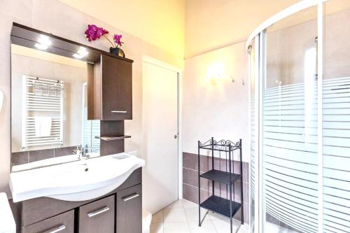 uma casa de banho com um lavatório e um chuveiro em 2 bedrooms apartement with furnished terrace and wifi at Verona em Verona
