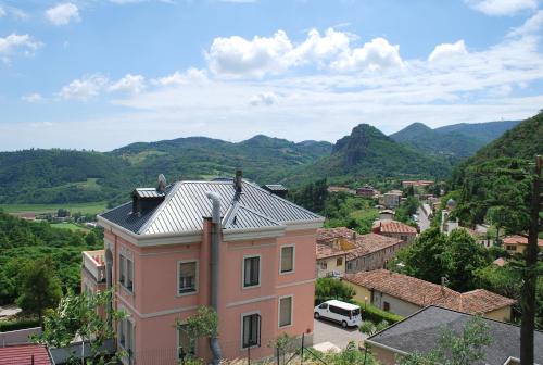 a building in a town with mountains in the background at Villa Lussana in Teolo