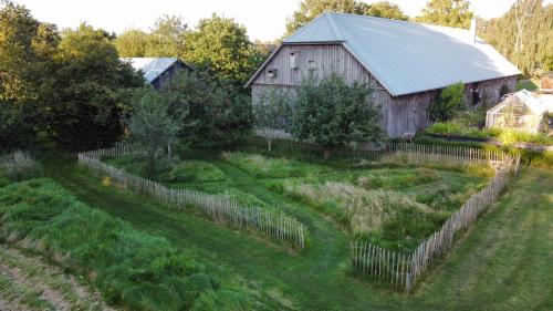an old barn and a field of grass at Landligt ophold på Midtgård in Vamdrup