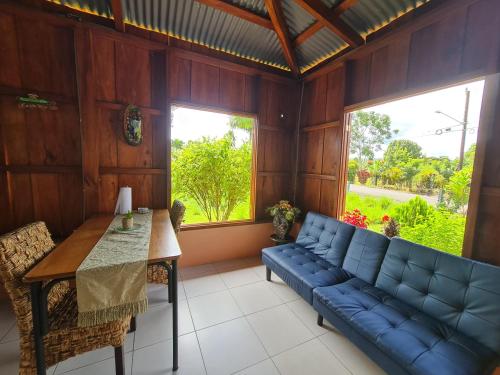 sala de estar con sofá azul y mesa en Cabin in La Fortuna : Ceiba Eco Container, en Fortuna