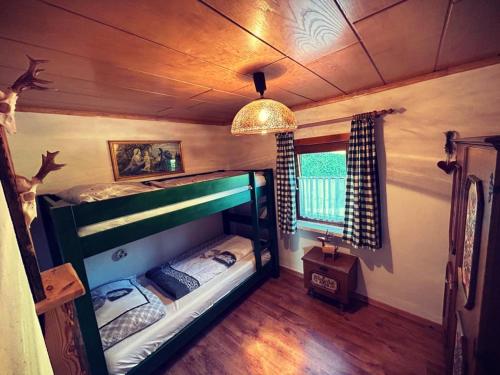 1 Schlafzimmer mit 2 Etagenbetten in einem Haus in der Unterkunft Ferienhütte Simon Gregor in Eitweg
