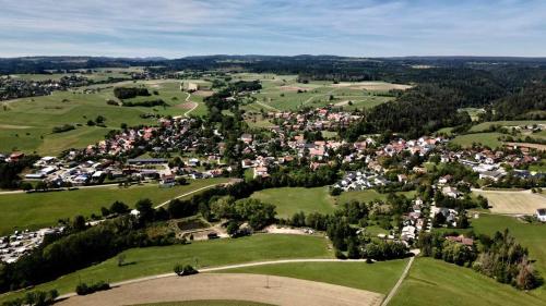 una vista aérea de una pequeña ciudad en un campo verde en Ferienwohnung Sara, en Ühlingen-Birkendorf
