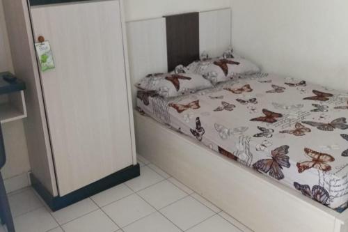 Un dormitorio con una cama con mariposas. en SPOT ON 93005 Berkah Kedawung Syariah en Cirebon