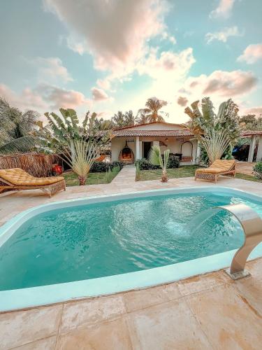 A piscina localizada em Casa com piscina praia da Barrinha-CE ou nos arredores
