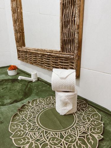 a bathroom with a mirror and a towel on the floor at Casa com piscina praia da Barrinha-CE in Barrinha