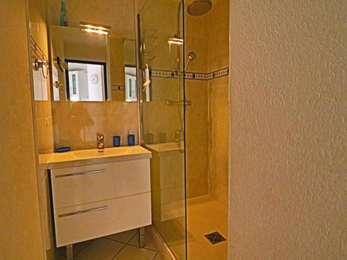 une salle de bain avec douche et lavabo dans l'établissement Appartement 2 pièces cabine pour 6 pers avec terrasse et parking - FR-1-472A-174, à Sète