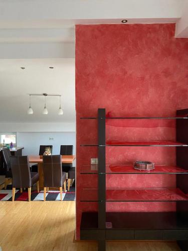 pared roja en una habitación con comedor en Apartman GOGO en Livno