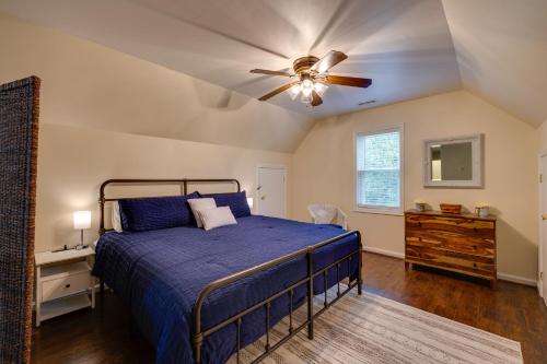 Schlafzimmer mit einem Bett und einem Deckenventilator in der Unterkunft Waterfront Hartfield Vacation Rental with Dock! 
