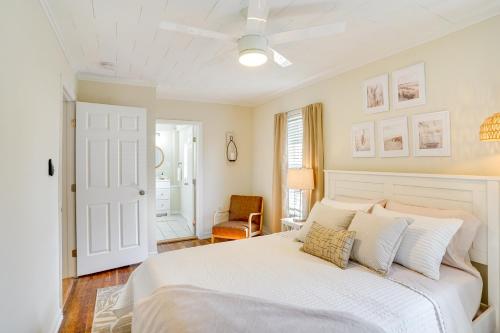 1 dormitorio con cama blanca y techo blanco en Lake Wales Vacation Rental with Screened-In Porch! en Lake Wales