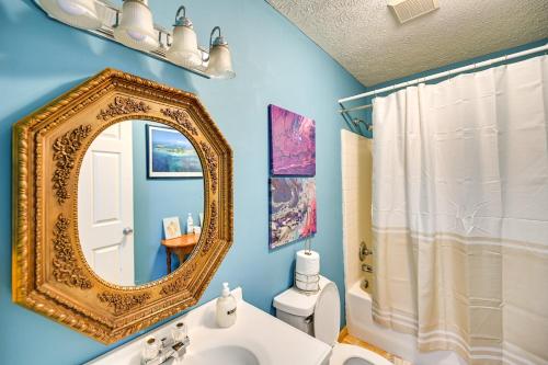 La salle de bains est pourvue d'un miroir et de toilettes. dans l'établissement Cozy Kentucky Getaway with Panoramic Farm Views!, 