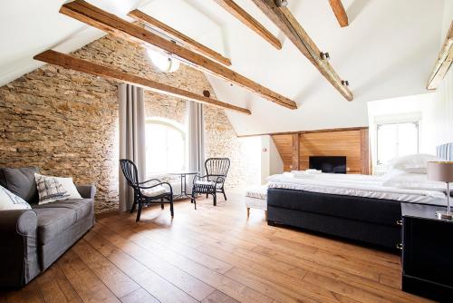 um quarto com uma cama grande e uma parede de tijolos em Ungru Guesthouse em Suuresadama