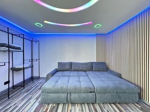 a bedroom with a large bed with a blue ceiling at Modern Apartments Neuburg 3 - TOP NEU - 2 Zimmer, Komfort, Balkon, Wi-Fi, Smart TV, Badewanne, Küche in Neuburg an der Donau