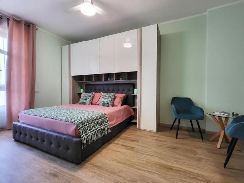 - une chambre avec un lit et une chaise bleue dans l'établissement Casa Lariana, à Lecco