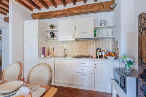 Kuchyň nebo kuchyňský kout v ubytování Elisa Farmhouse Apartment in Wine Resort in Lucca