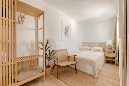 sypialnia z łóżkiem, stołem i krzesłem w obiekcie Casa Maravilla Golf del Sur w San Miguel de Abona
