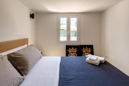 a bedroom with a large bed and a window at La Caletta di Afrodite in Calabernardo