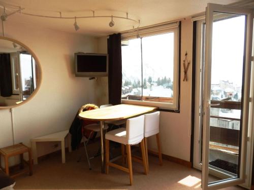 une pièce avec une table, des chaises et une fenêtre dans l'établissement Grand studio au centre station avec balcon et WiFi - FR-1-634-40, à Avoriaz
